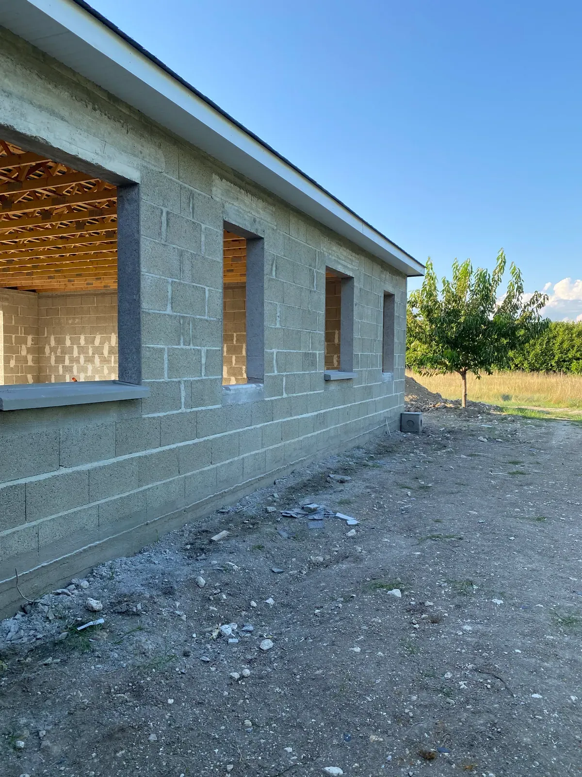 Mur en parpaings avec ouvertures de fenêtres en cours de construction
