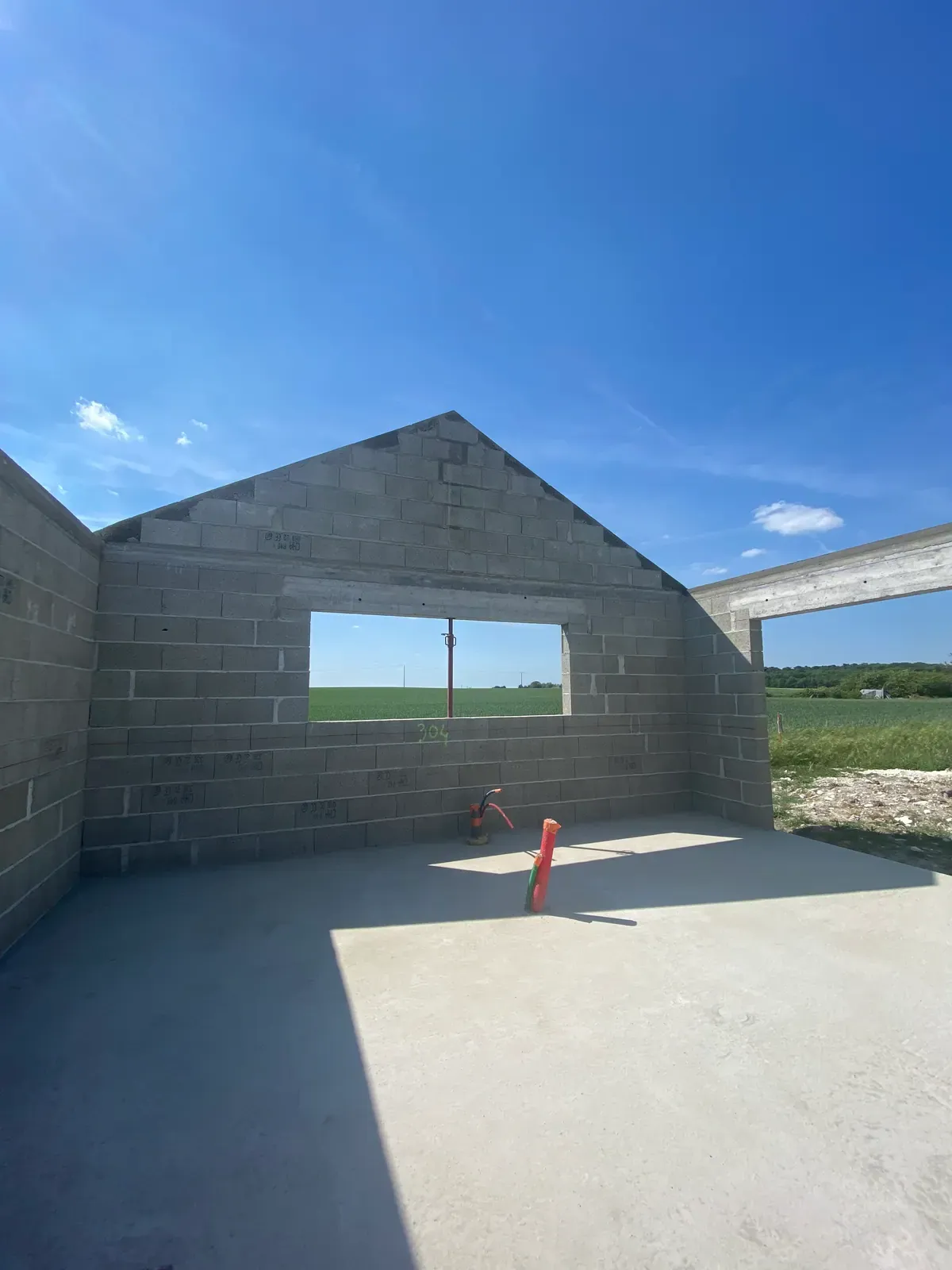Élévation d'une maison en blocs béton par Cayenne Construction