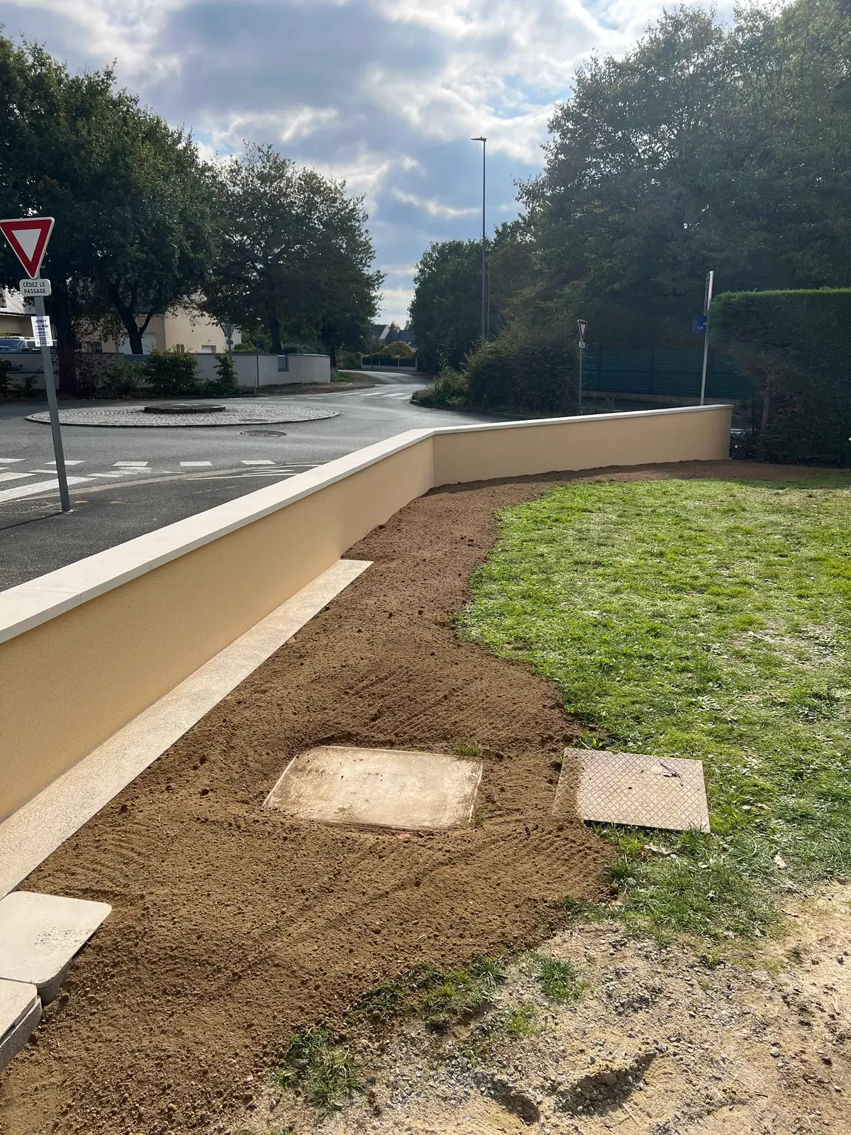 Muret de clôture de jardin réalisé par Cayenne Construction près de Montreuil-Bellay